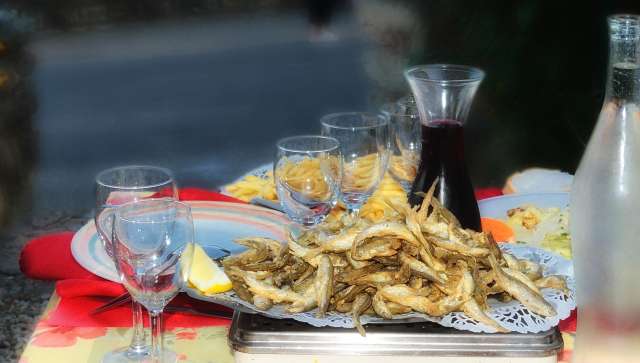 Gebratener Fisch und Frösche