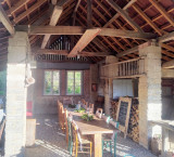 cabane avec grande table