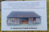 La Grange devant laquelle furent rassemblés les hommes du village ayant brûlé en 2009, elle est représentée sur le panneau d'interprétation - Lieu n°24