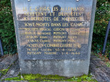 Plaque mémorielle, au pied de la sculpture de Pierre Tiran, mentionnant le nom des habitants de Montcoy déportés en représailles de l'affaire de la Madeleine - Lieu n°25