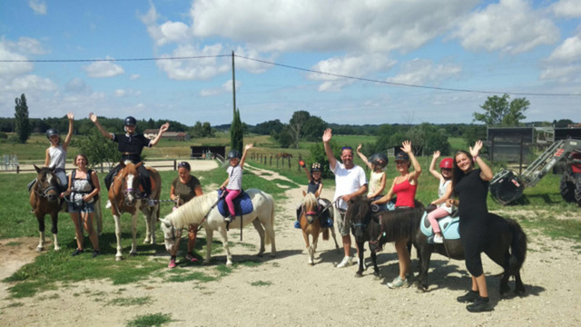Groupe-enfants-poneys---Ecurie-du-Louvarel
