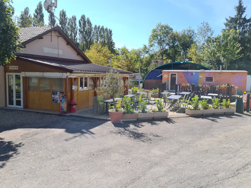 Restaurant et terrasse  du camping Bijou du Doubs