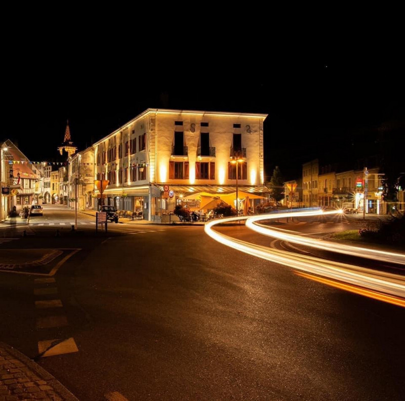 façade by night