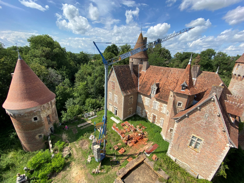 Cour d'honneur du Château de Montcony et tour sud-ouest rénovée