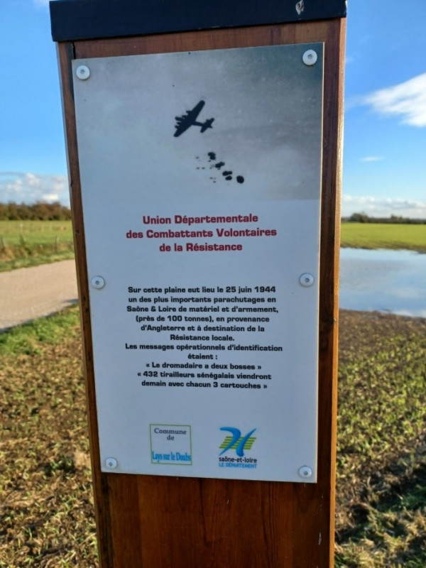 Totem commémoratif installé par l'Union départementale des Combattants Volontaires de la Résistance évoquant le parachutage du 25 juin 1944 - Lieu n°9