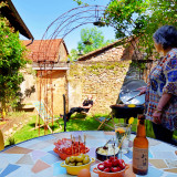 Terrasse, jardin et barbecue à la Maison Jaune