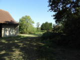 Vue cour intérieure de la grange sur prairie