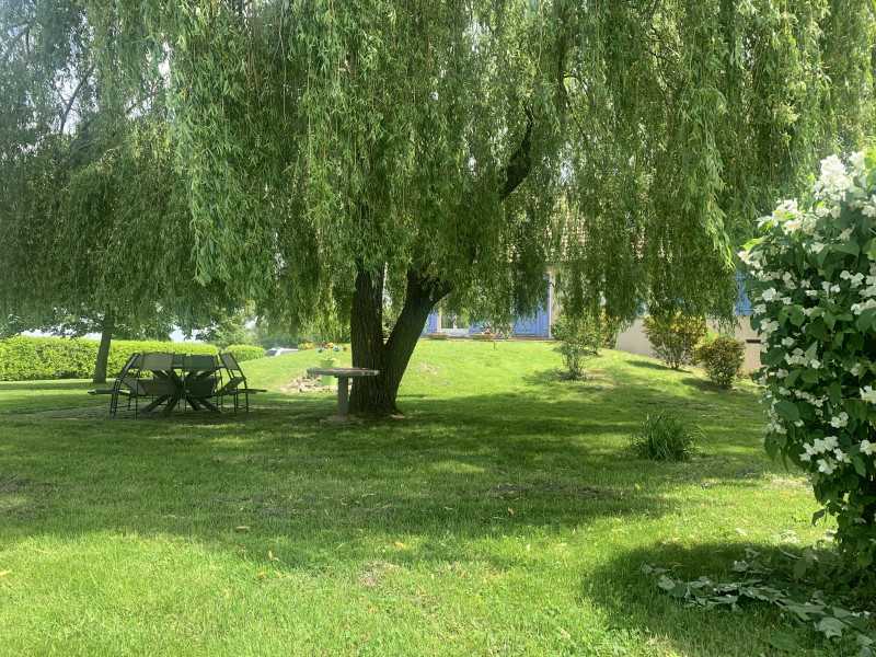 TABLE NEUVE SOUS SAULE+MAISON